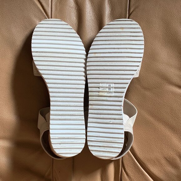 BOB'S FROM SKECHERS MEMORY FOAM TAUPE/TAN SANDALS, EUC, 7.5 WIDE - Picture 4 of 8